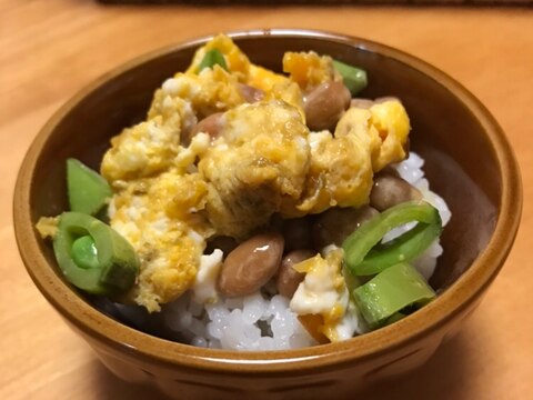 スナップえんどうと海苔佃煮炒り卵の納豆ごはん